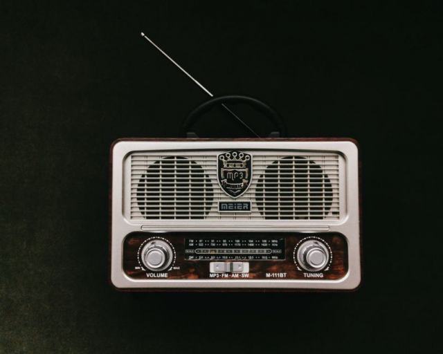 Bouton de programmation d'un récepteur radio dans le coffret d'une motorisation de portail