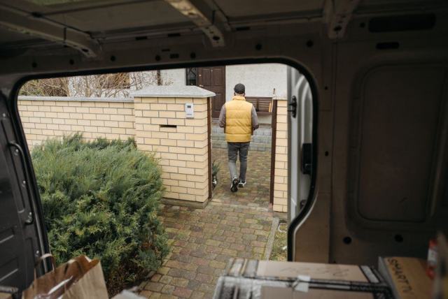 Platine de commande d'une motorisation de portail, capot ouvert