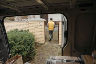 Platine de commande d'une motorisation de portail, capot ouvert
